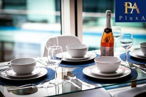 Pluxa Azure Cubic Apartment Birmingham Exterior foto